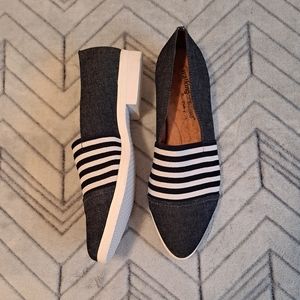 Woman sz 10M flat shoes NWOB